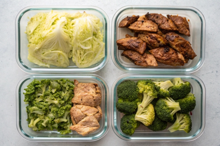 Budget keto dinner ideas packed into glass meal-prep containers